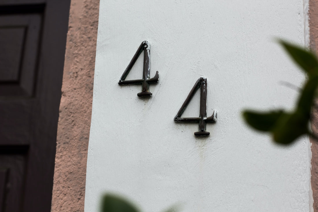 Expert Tips on Selecting the Perfect House Number Plaque for Your Home