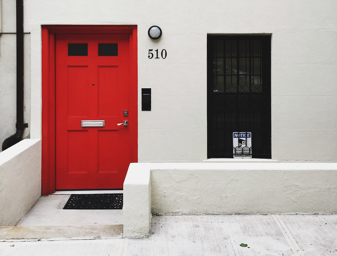 How to Choose the Best Home Address Signs for Darker Painted Homes