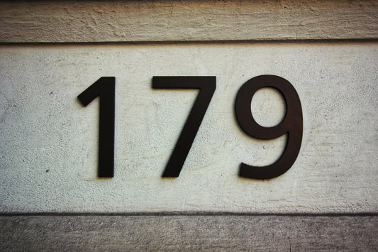 How to Select the Perfect Address Plaques for Your Home